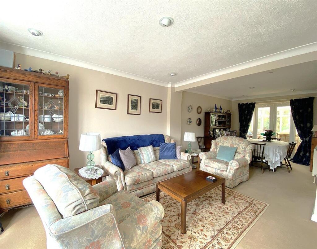 60 Links Drive - Lounge2.jpg