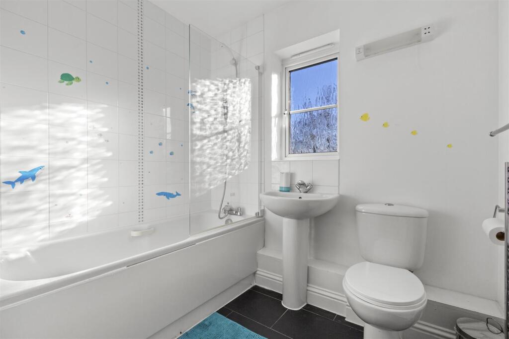 Flat 45, Wye Gardens, Fryers Lane, HP12 3DU-4.jpg