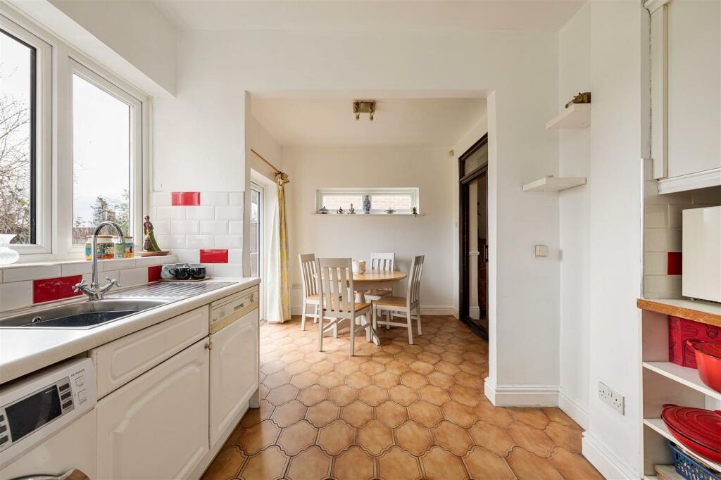 Larkshall Road, E4