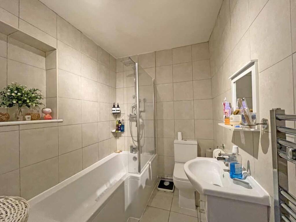 Laira Park Road 31 Bathroom.jpg