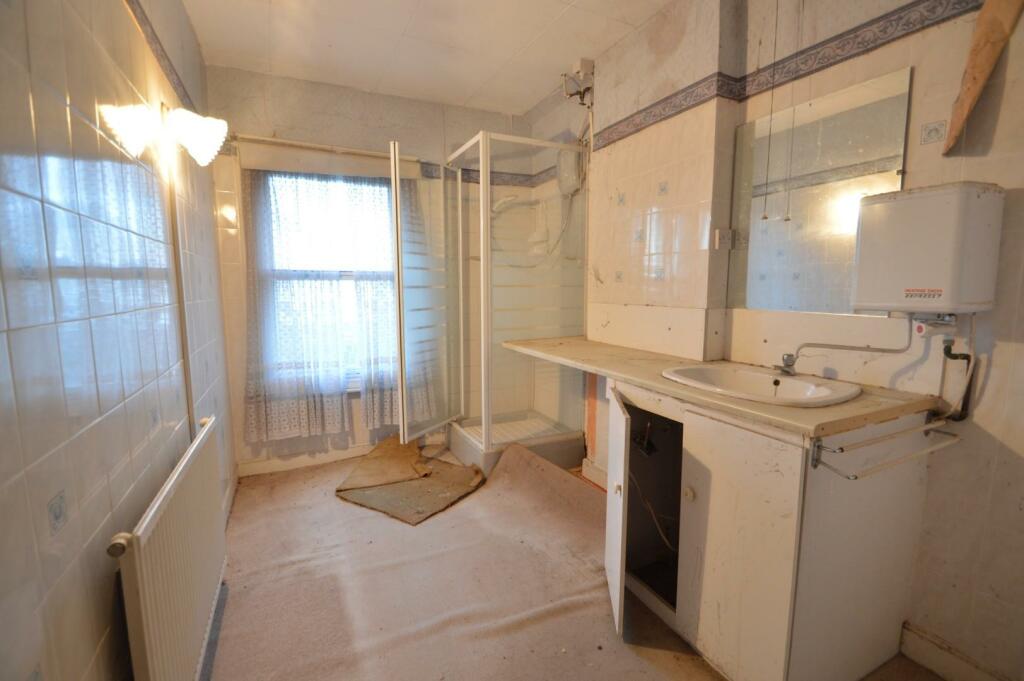 11 Mitchell Avenue shower room.JPG