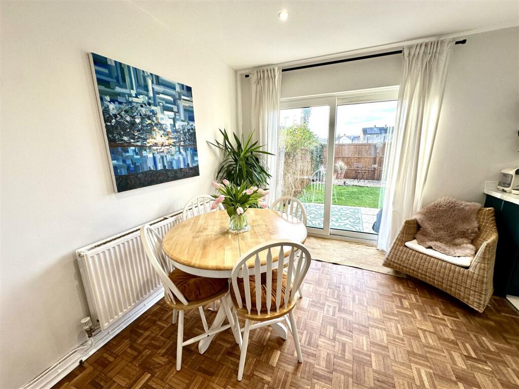 KITCHEN/DINING ROOM