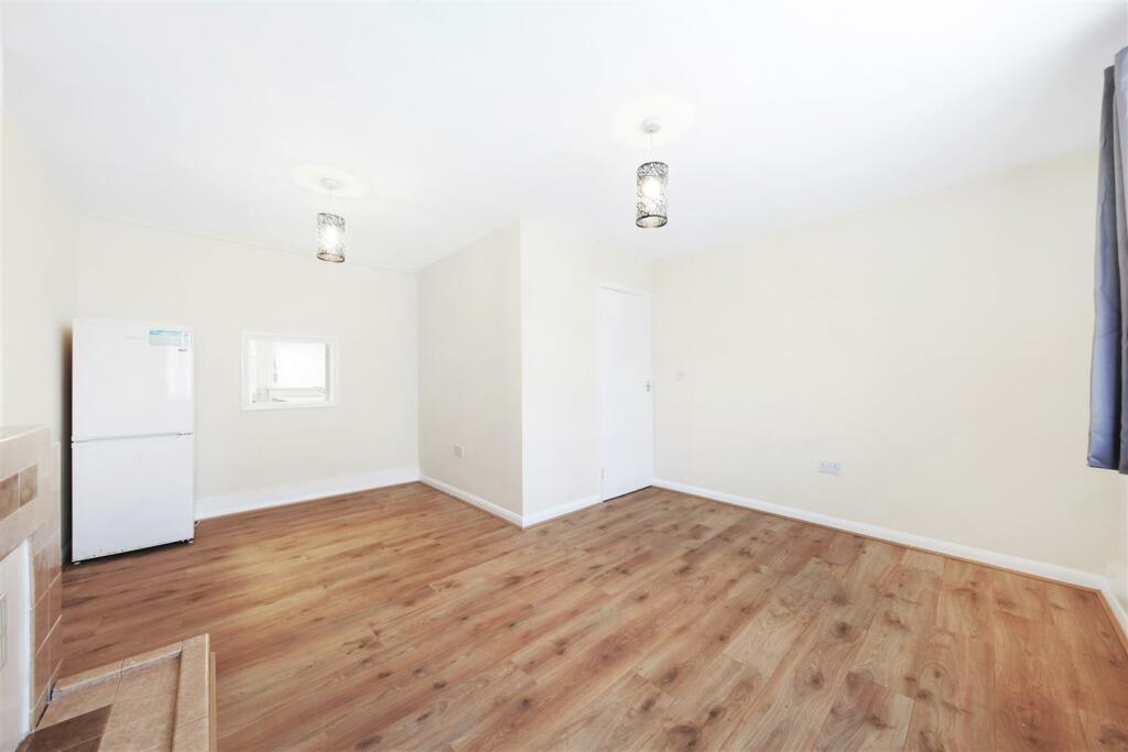 11 Oaklands Court, Harrow Road - 0T062w7u5V5LlTn27