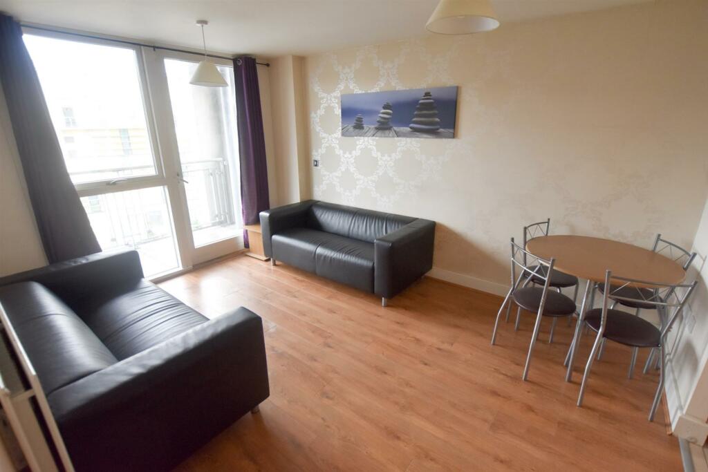 OPEN PLAN LOUNGE DINER