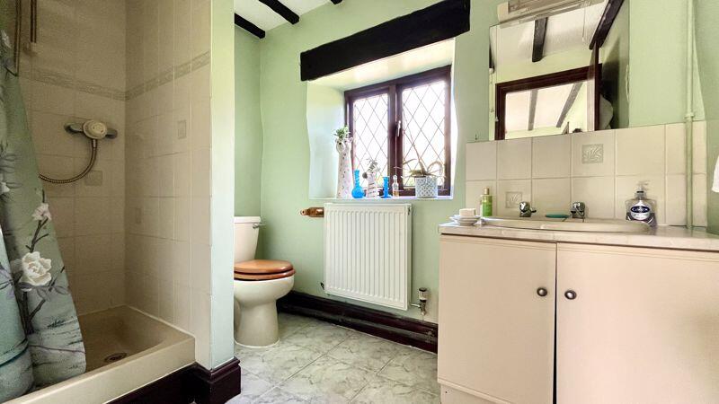 En Suite to Bedroom 5