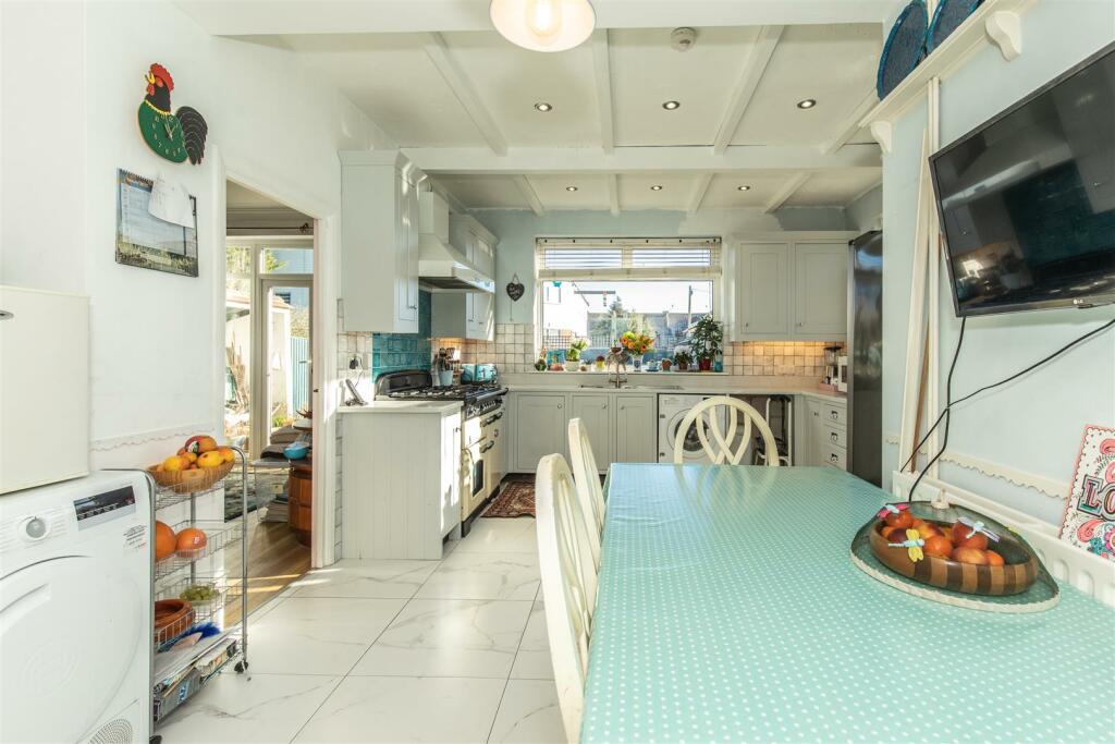2 Balcombe Avenue18.jpg