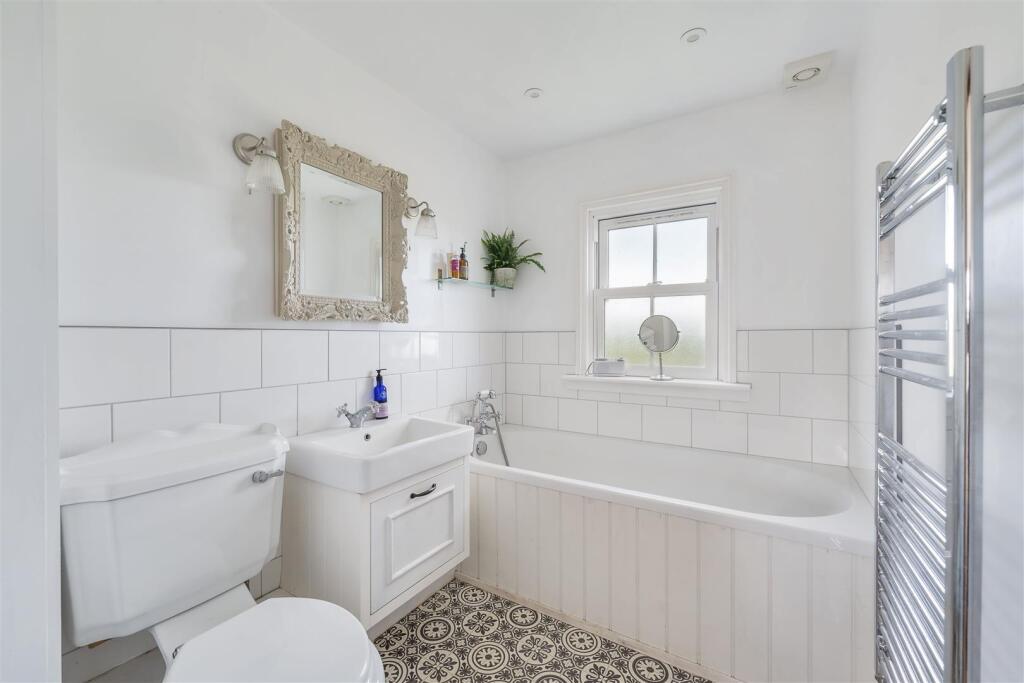 1 heath villas tn26 (5).jpg