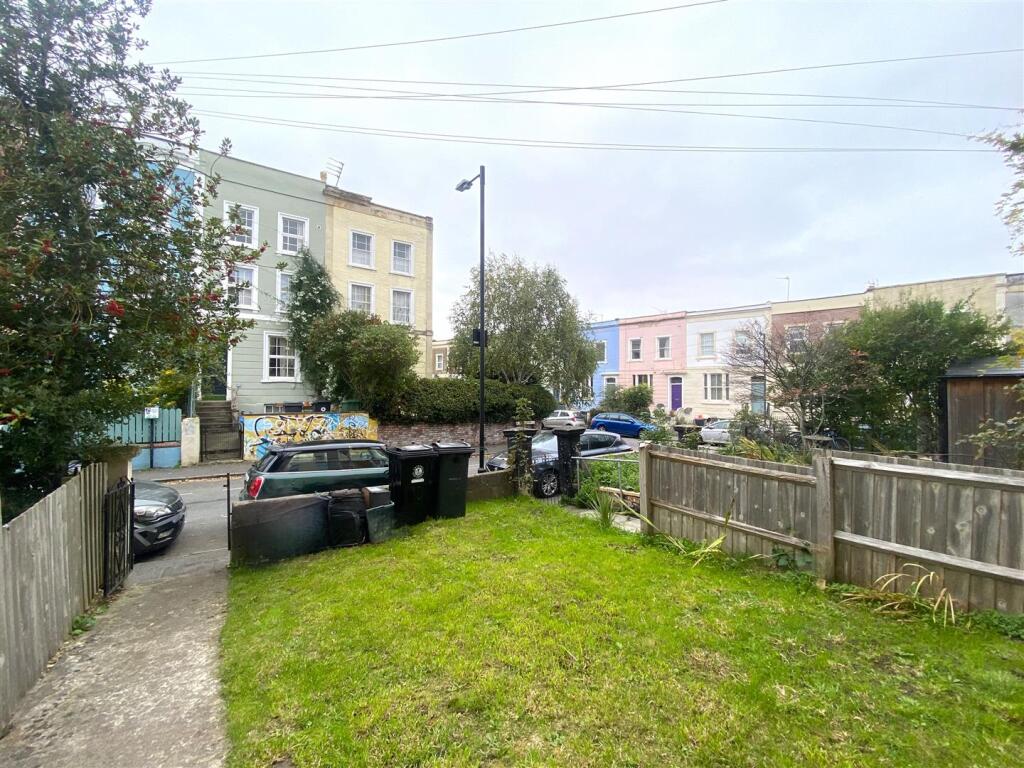 FRONT GARDEN.jpeg