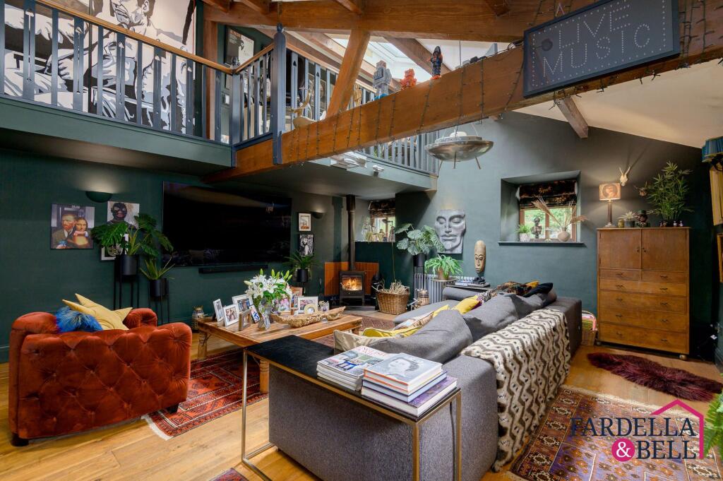 Family room + Gallery