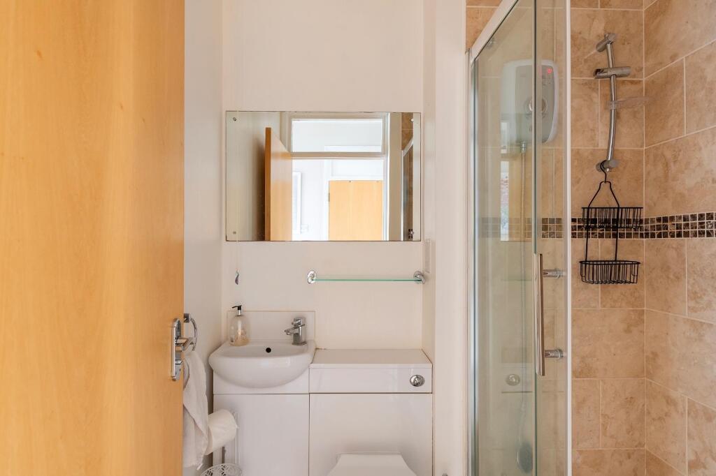 0G6CRE - Bathroom A.jpg