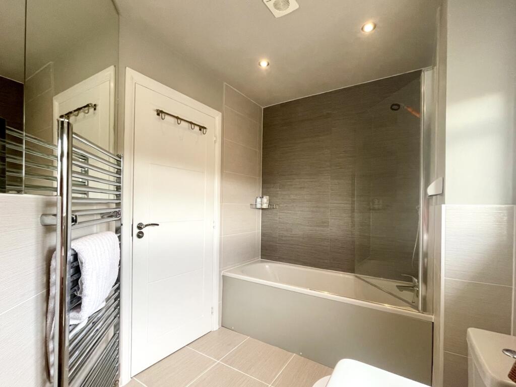 Estate Agents EweMove Scunthorpe - Family Bathroom