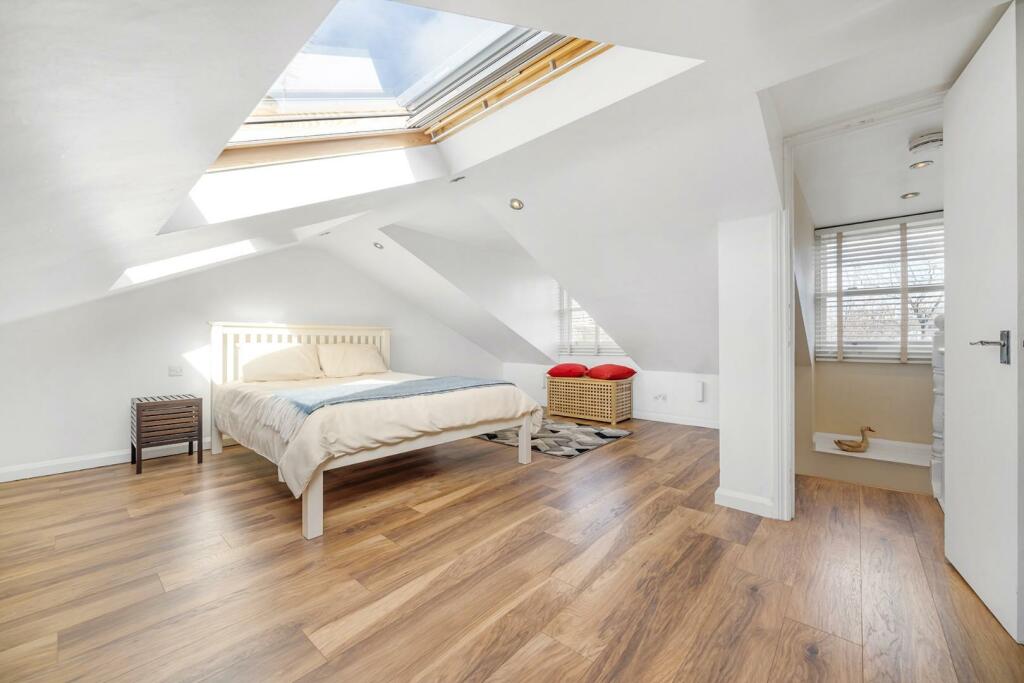 Bedroom 1 (2).jpg