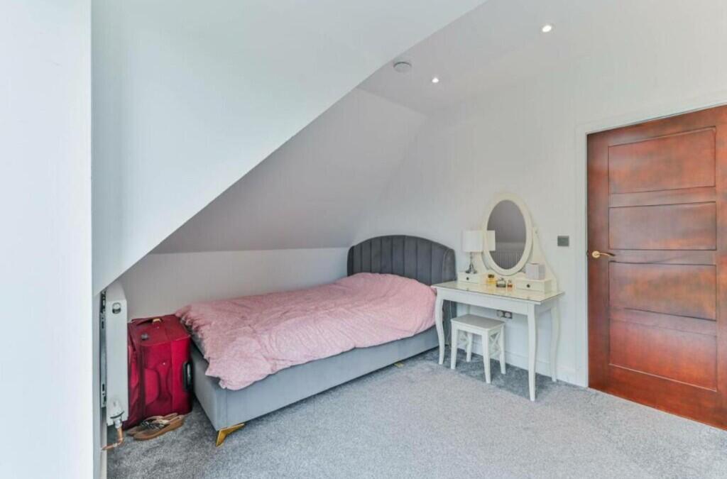 Bedroom 2-2/2