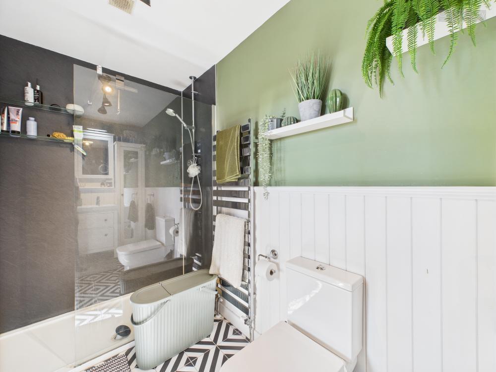 En-Suite To Master Bedroom