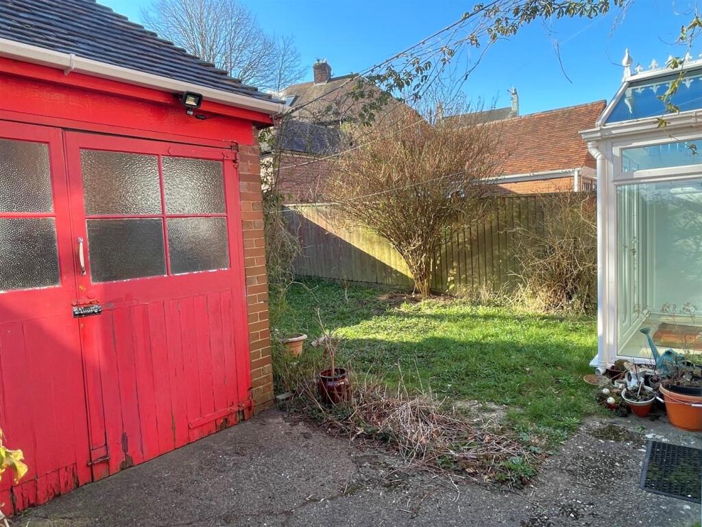 Garage &amp; Rear Garden