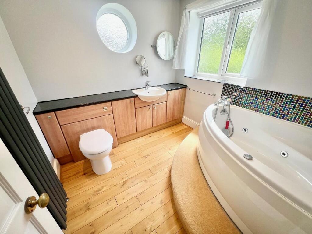 bathroom 1.jpg