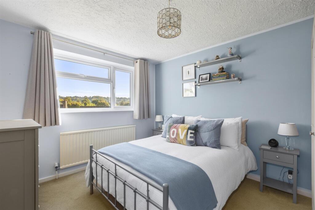 11 Calverley Crescent, HP13 5EU NEW-3.jpg