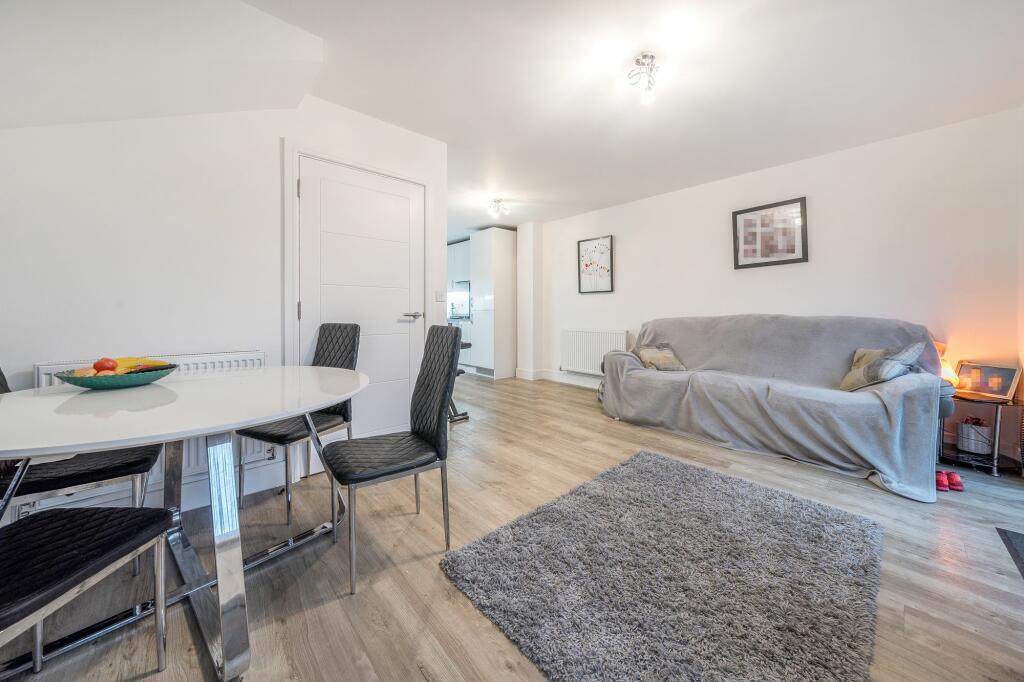 Living/Dining Room (4)