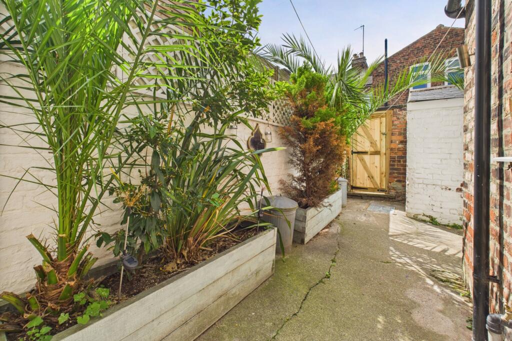 CAM03162G0-PR0290-STILL015