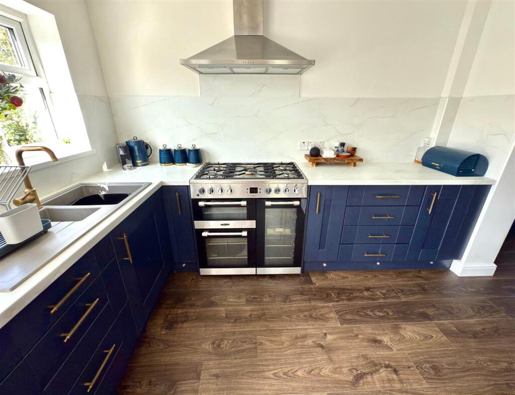 MAIN KITCHEN AREA.jpg