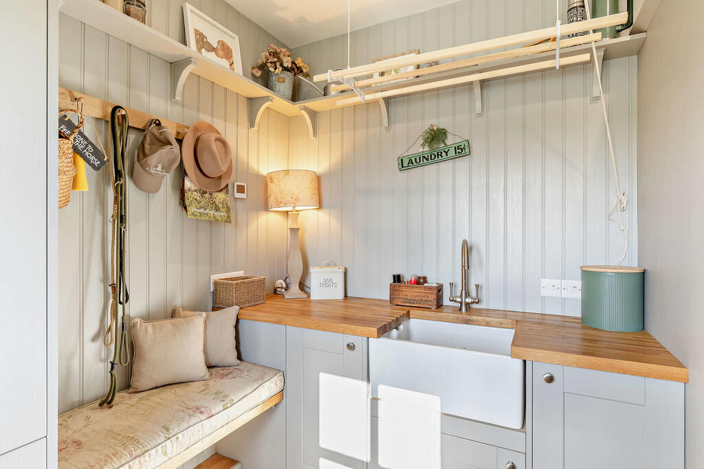 8644635-interior1...