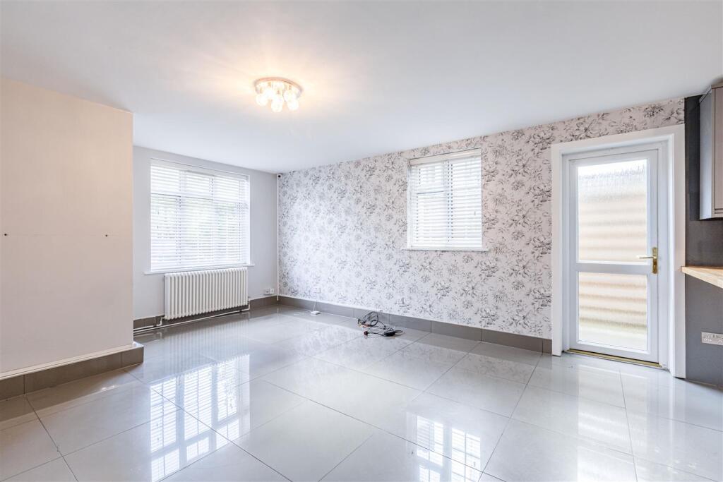 36 Birchwood, KT14 6DW - 10.jpg