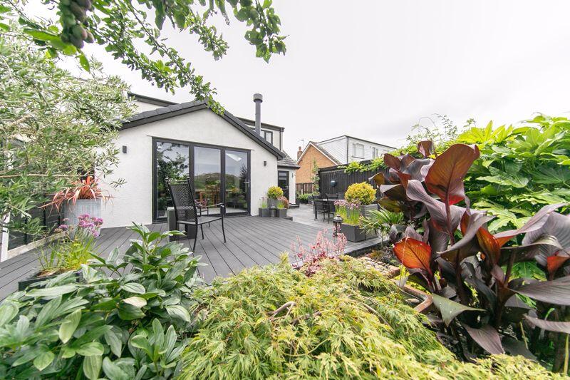 Immaculately landscaped private garden