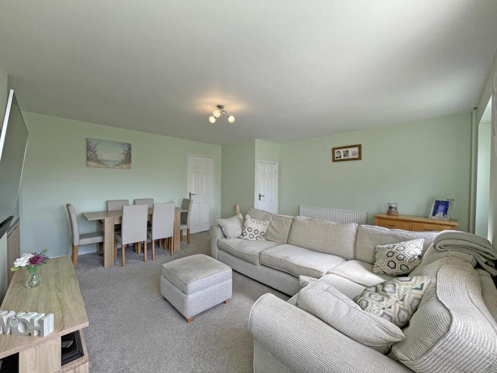 Congreve Gardens 7a Living Room 3.jpg