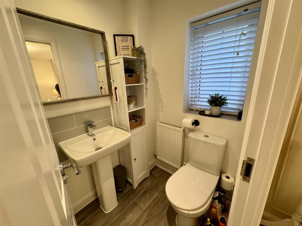 EN-SUITE SHOWER ROOM