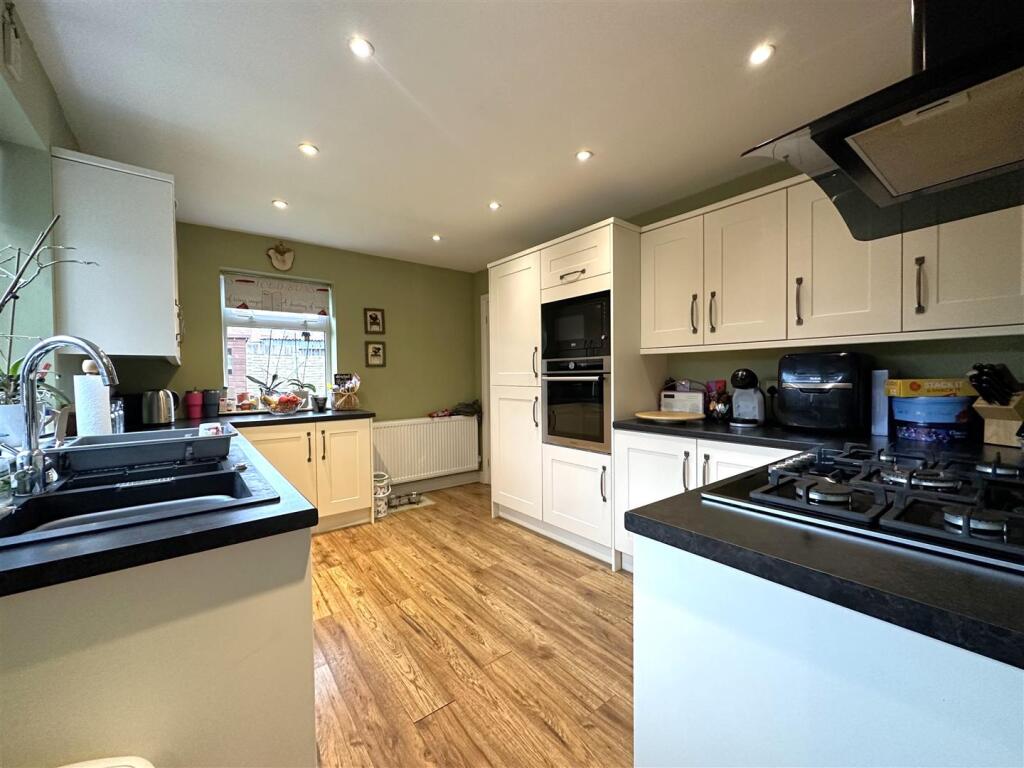Beautiful Contemporary Kitchen 709