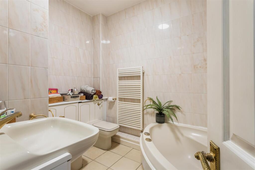 16 Wellington Court-20.jpg
