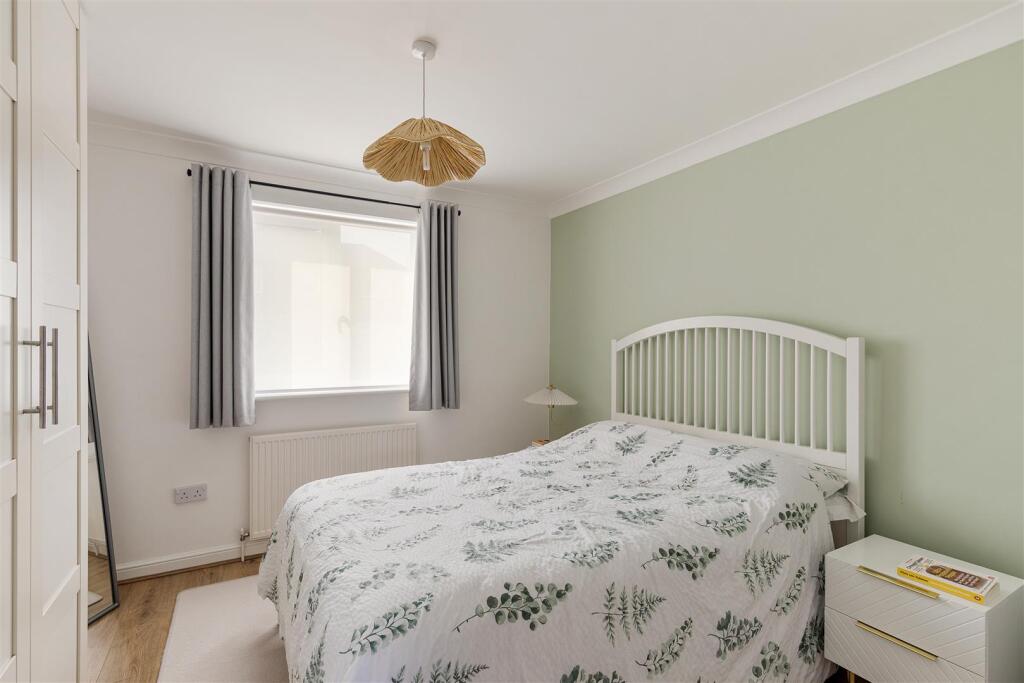 Woodville Road, E18