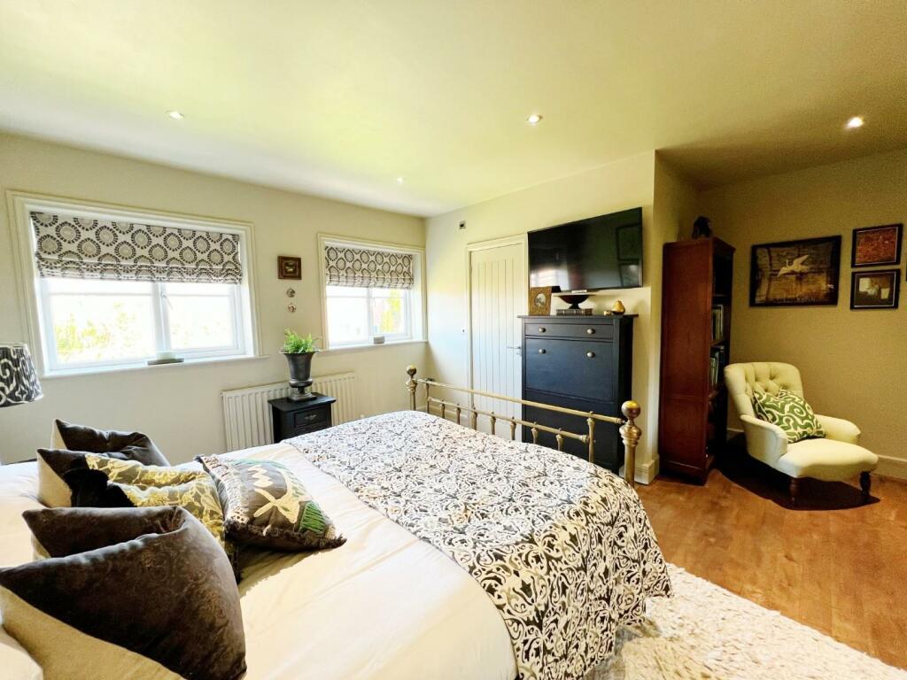 Bedroom 1 pic 3.jpg