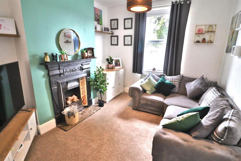 OPEN PLAN LOUNGE/KITCHEN