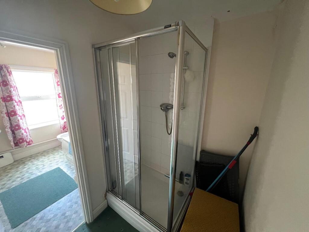 Shower Cubicle/Landing