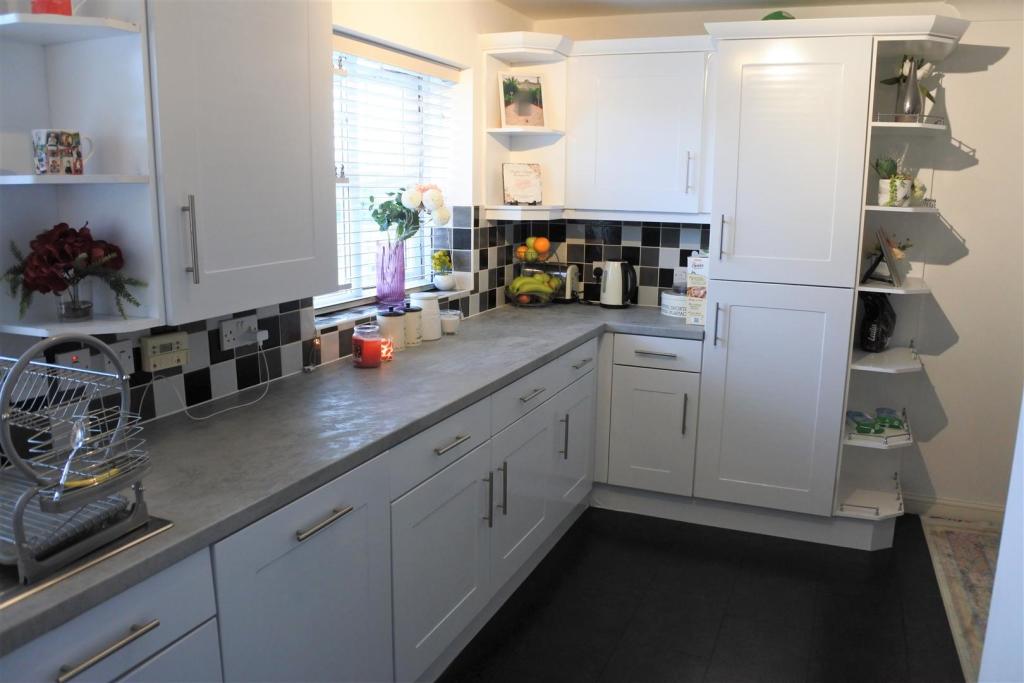 Kitchen 3.JPG