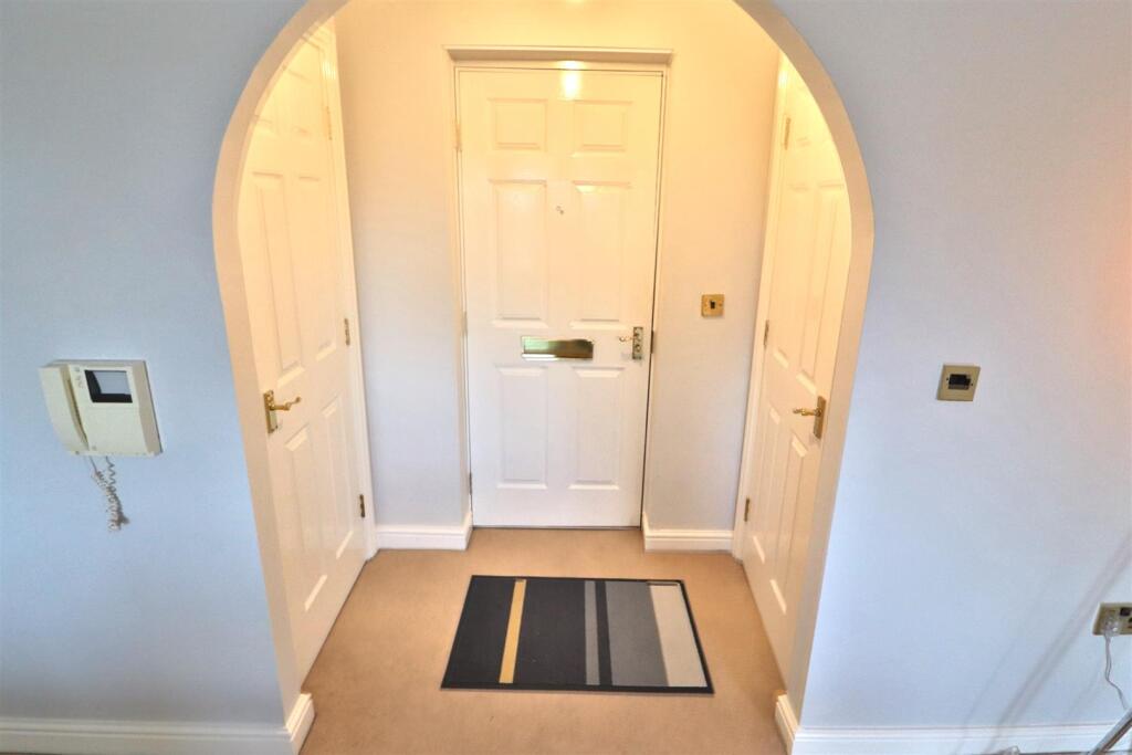 OPEN PLAN LOUNGE/DINING AREA