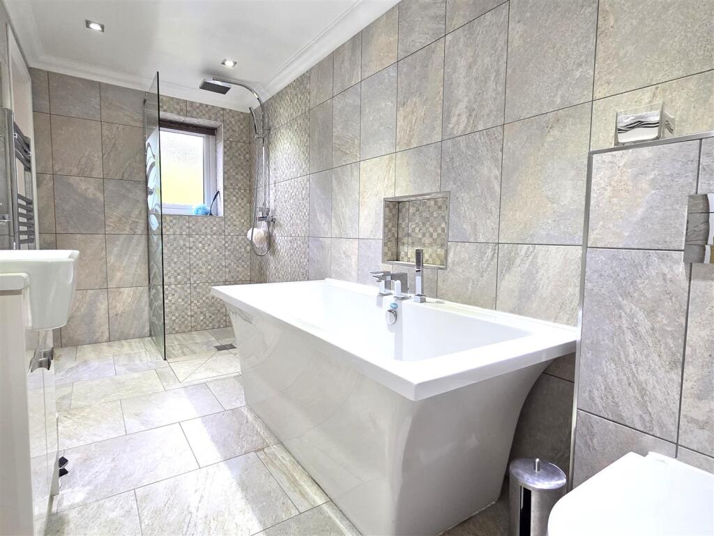 EN SUITE BATHROOM/WC
