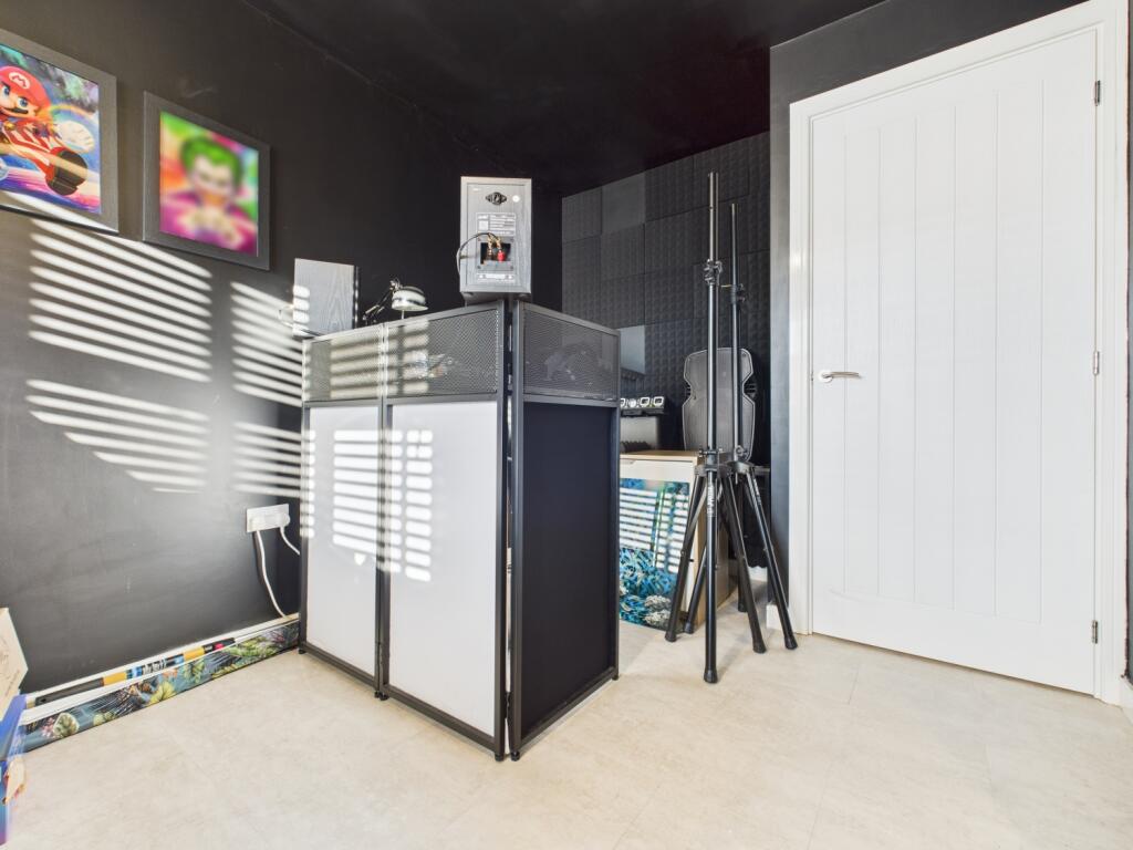 CAM03729G0-PR0177-STILL011