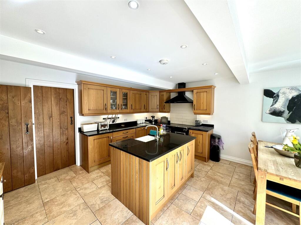 OPEN PLAN KITCHEN/DINING ROOM