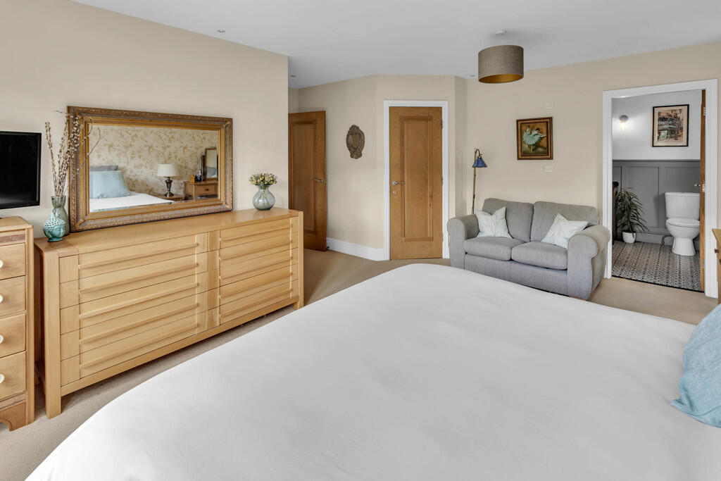 Master Bedroom (2...