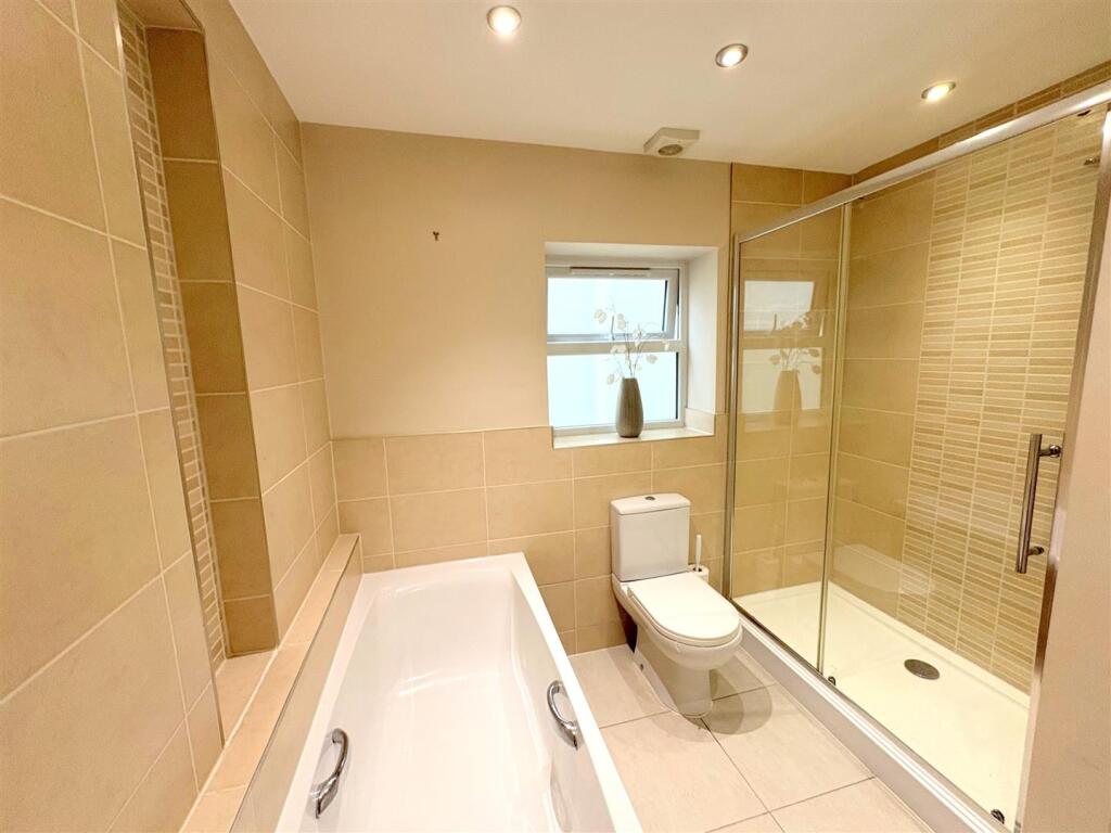 Bathroom b.jpg