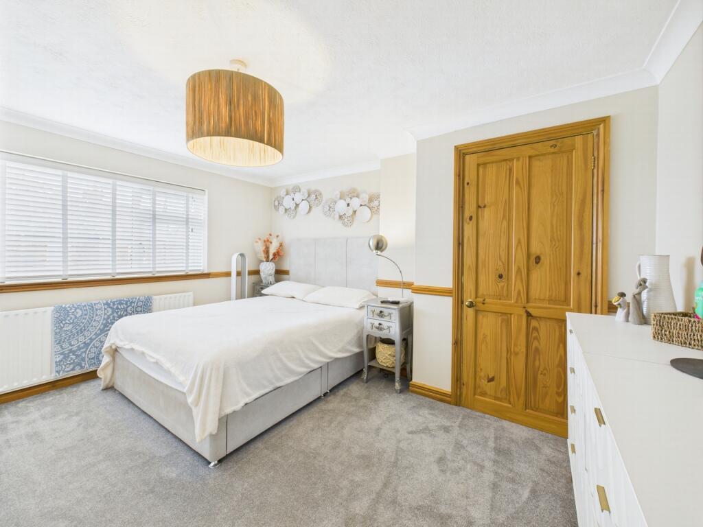 6 bedroom 1