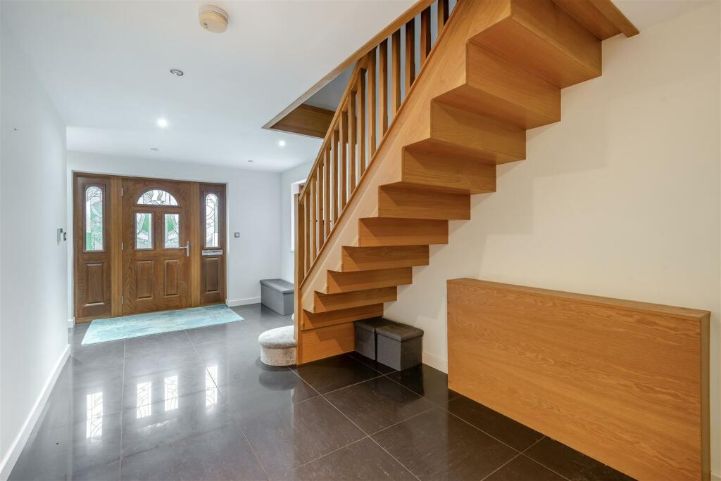 8587690-interior02.jpg