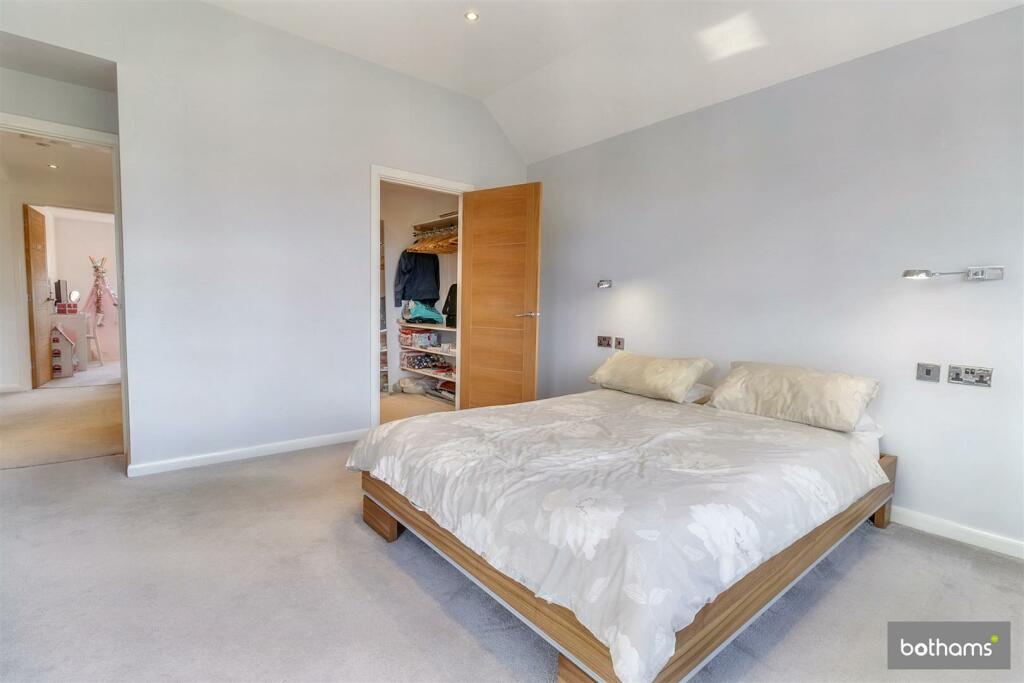 Bedroom 1_2.jpg