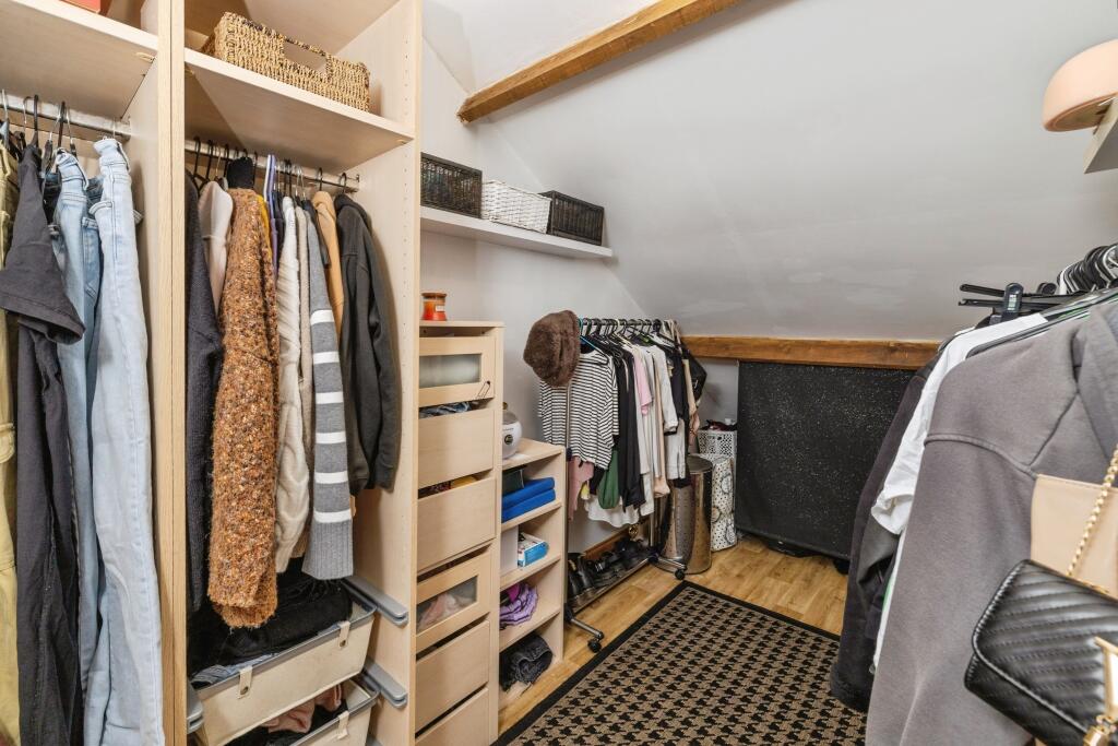 'Hidden' dressing room to bedroom 3
