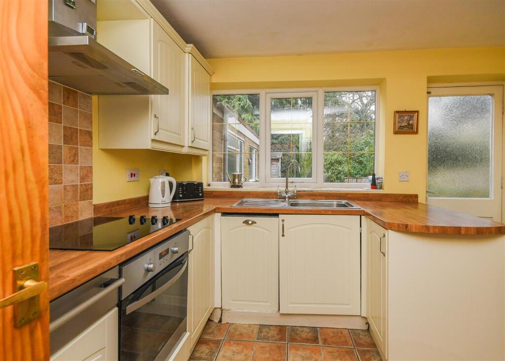 45 Grange Park - Breakfast Kitchen.jpg