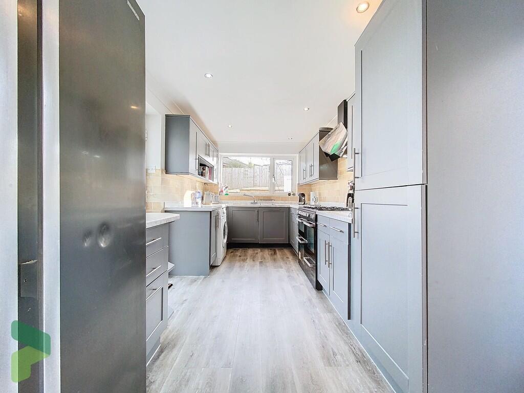 Fully Fitted Kitc...