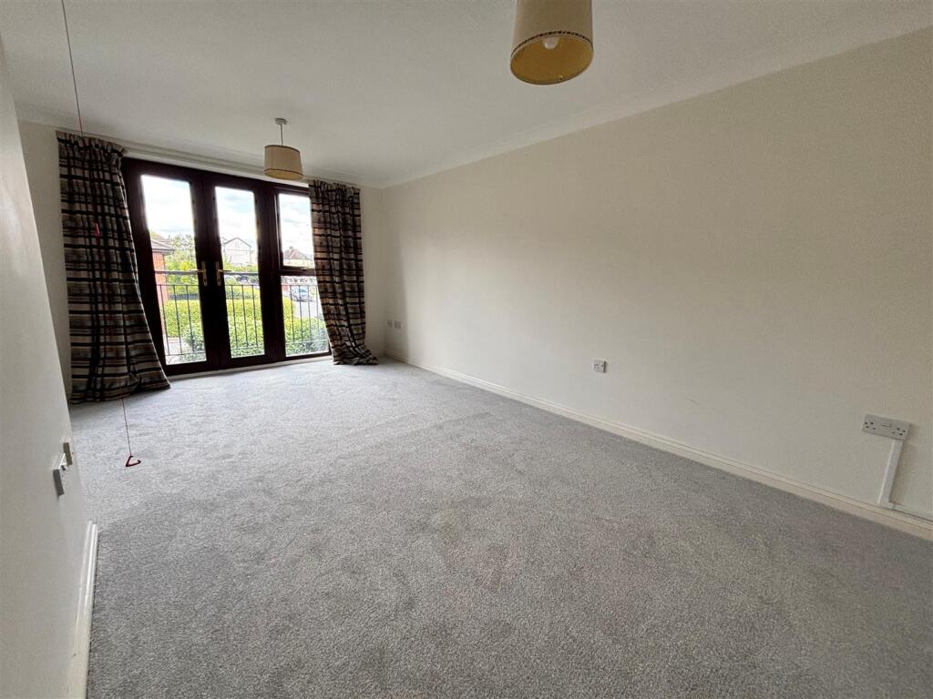 43 st georges ct living.jpg