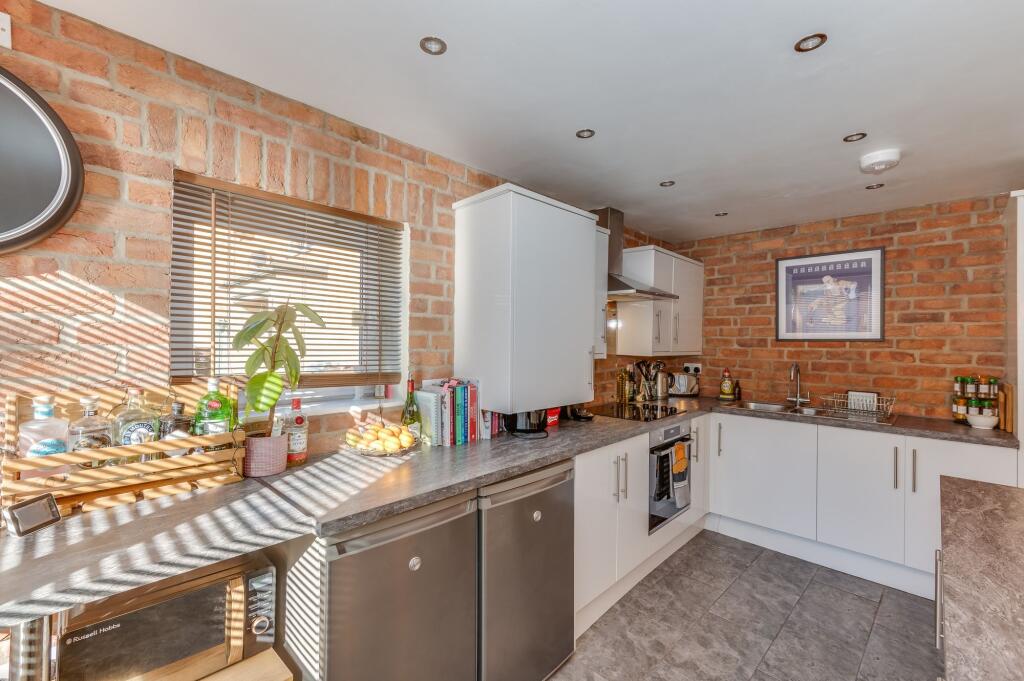 OPEN PLAN KITCHEN/LOUNGE